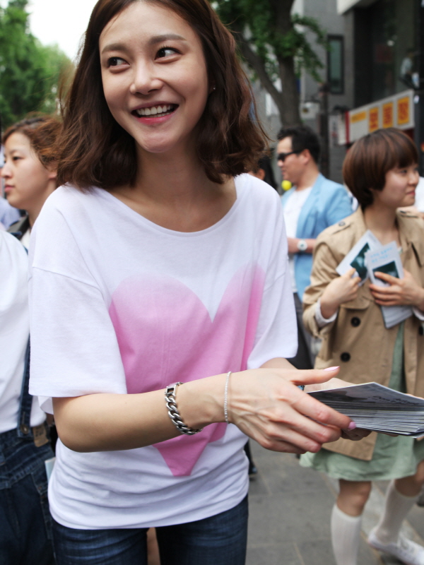 시민들에게 열심히 리플렛 나누어 주는 차예련씨